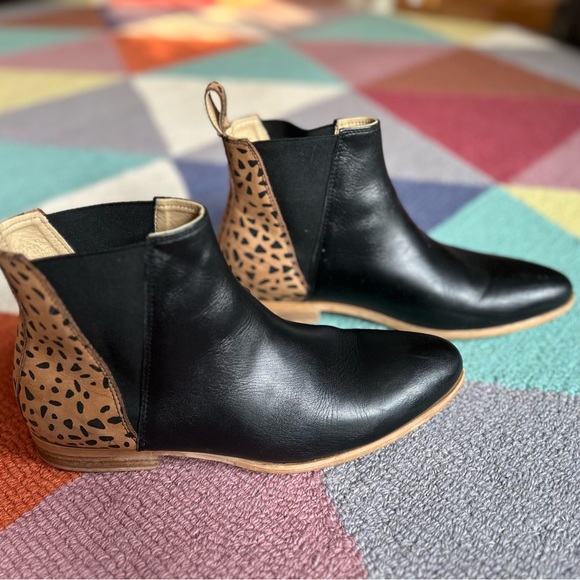 Sseko Chelsea V Boot in Black & Fauna Print - Women Sz 11 - EUC - Picture 4 of 7
